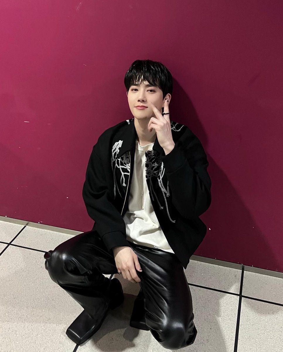 X1UMINSE0k's tweet photo. جونمیون‌شی خیلیییی دلبری^^🌱❤️
Best song GreySuit by #SUHO on spotify
#SUHO_GreySuit #GreySuit
@weareoneEXO 
@layzhang @B_hundred_Hyun https://t.co/tJudvGGSEs
