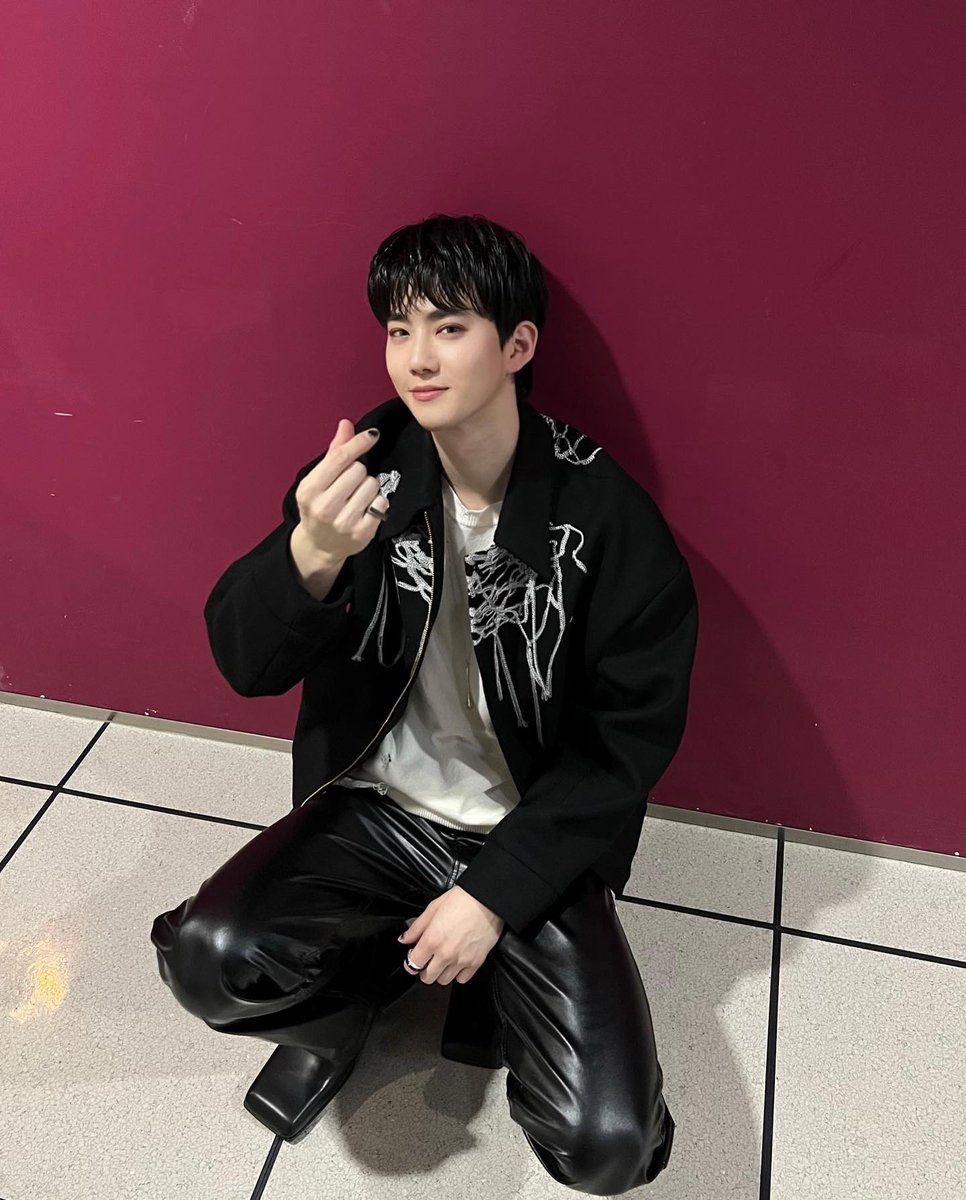 X1UMINSE0k's tweet photo. جونمیون‌شی خیلیییی دلبری^^🌱❤️
Best song GreySuit by #SUHO on spotify
#SUHO_GreySuit #GreySuit
@weareoneEXO 
@layzhang @B_hundred_Hyun https://t.co/tJudvGGSEs