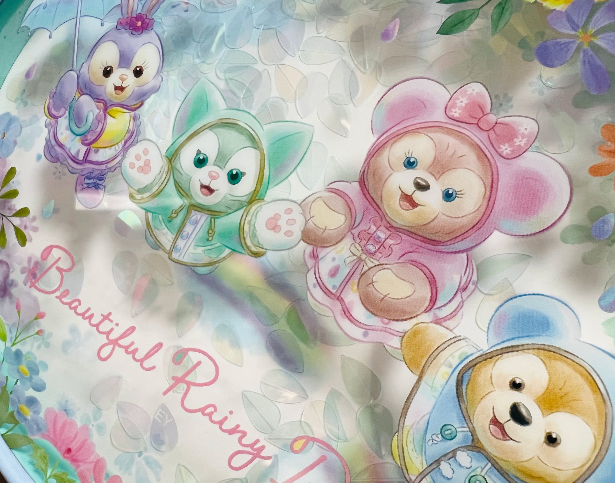 توییتر Poneco Disney در توییتر お菓子の箱もとってもかわいい ダッフィー フレンズのビューティフル レイニーデイズです 紙箱なのですが 蓋がクリアになっていて 雨粒がキラキラと輝きながら動きます 中にはパスタスナックが入っています レイニー