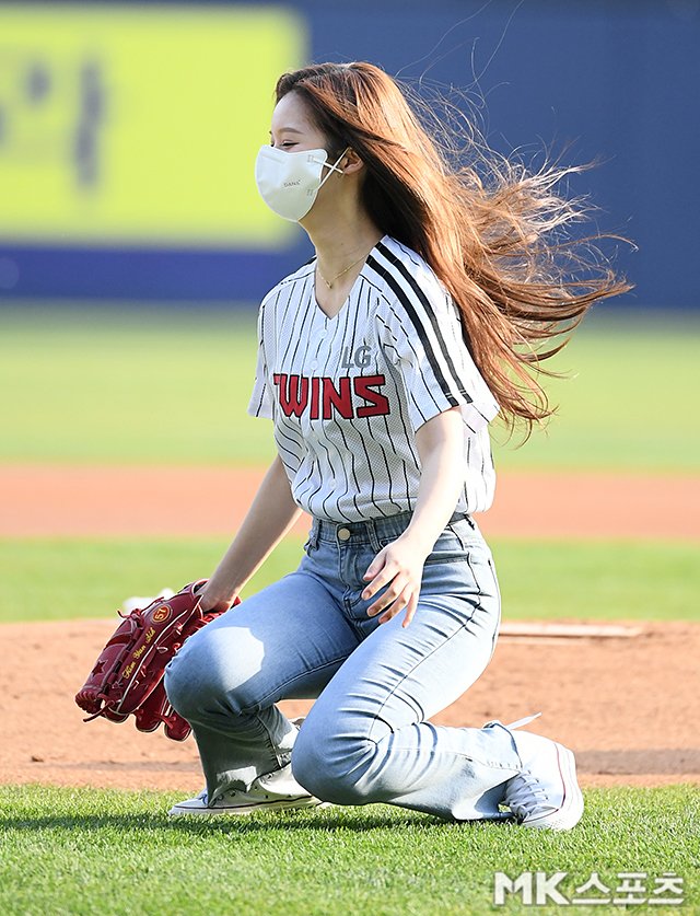 PRESS] Sullyoon after being first pitcher for LG Twins on Jamsil