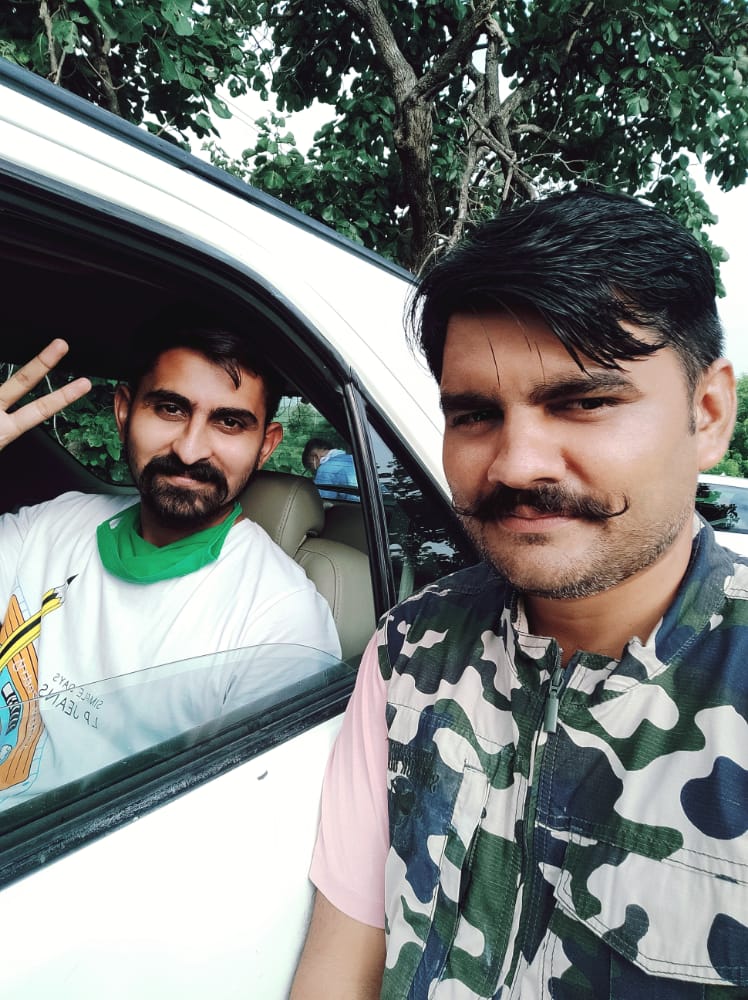 Yuvi_1212's tweet photo. #IamYuvrajsinh
#YuvaShaktiRashtraShakti 

લડતા શીખવ્યું,અવાજ ઉઠાવતા શીખવ્યું,સાહસ કરતા શીખવ્યું 
પણ કોઈ કામ અધૂરું છોડતા નથી શીખવ્યું. @YAJadeja @NiravJoshi0 @bindiyabagohil @iShivbhadrasinh @Ranaji121 @devanshijoshi71 @hdraval93 @PurohitShivaniS @jdgujarati @Vivekdoza https://t.co/q52FHVNf4c