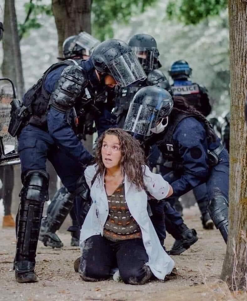 veritebeaute's tweet photo. Dimanche n’oublions pas de remercier celui qui a ordonné ça sur les infirmières…🇨🇵🇨🇵🇨🇵🇨🇵 https://t.co/sp10jwnSeF