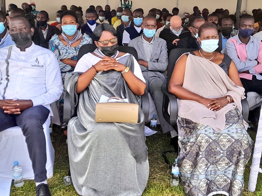 RubavuDistrict's tweet photo. Kuri uyu wa 9/4/2022, Senateri Dushimimana Lambert,@SenateofRwanda, bamwe mu badepite, @RwandaParliamnt, Meya wa @RutsiroDistrict n'abo bazanye,bifatanije n'Akarere ka #Rubavu, kwibuka ku nshuro ya 28, jenoside yakorewe Abatutsi mu1994, ku #Nyundo muri @NYUNDO_SECTOR .
#Kwibuka28 https://t.co/yUCWGDJwdV
