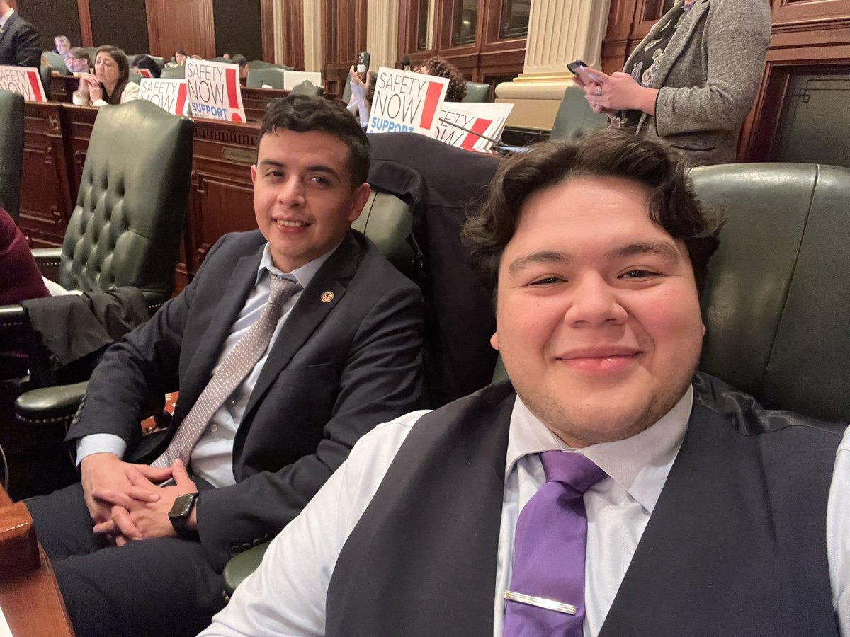 🏛 What's happening Saturday before dawn? Nothing much, just two Southwest Side guys doing the people's work!

🏛 ¿Qué pasa el sábado antes de amanecer? No mucho, ¡solo dos carnales del sudoeste de Chicago trabajando por nuestra gente!