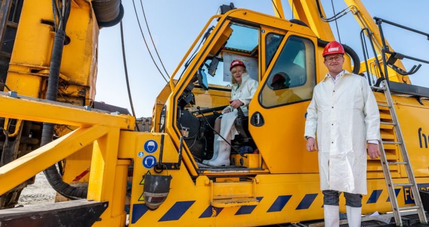 PeterHutten's tweet photo. Wethouder @Antoinettelaan @schiedam_nl heeft samen met ontwikkelingspartner @VanWijnenGroep de eerste paal geslagen voor het plan https://t.co/DojtKrrwLS. Transformatie van de jeneverdestilleerderij naar een comfortabele en fraaie woonomgeving met 150 woningen. https://t.co/55e9Ww84xZ