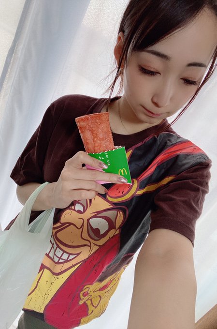 甘い物を食べると幸せになるよねー？ https://t.co/2MNCUiX2XW<a href="/tag/japanesegirl"class="tags"><span>#japanesegirl</span></a><a href="/tag/fansite"class="tags"><span>#fansite</span></a>