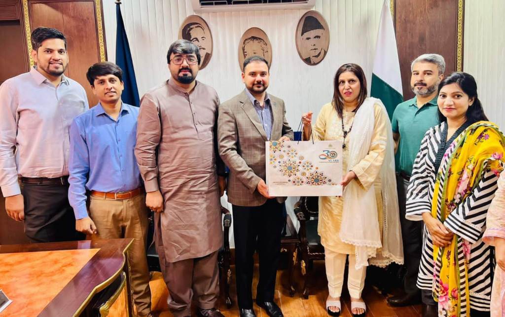 SEFSindh's tweet photo. During recent week-long visit of @SEFSindh officials to #DrAQKhanSchoolSystemandCollege under signature School Scholarship Program, Naheed Abbassi, Deputy Director SEF presents giveaways to Nasir Iqbal, Director Dr. A.Q.Khan School System Islamabad #EmpoweringthroughEducation https://t.co/nL2pzimxpB