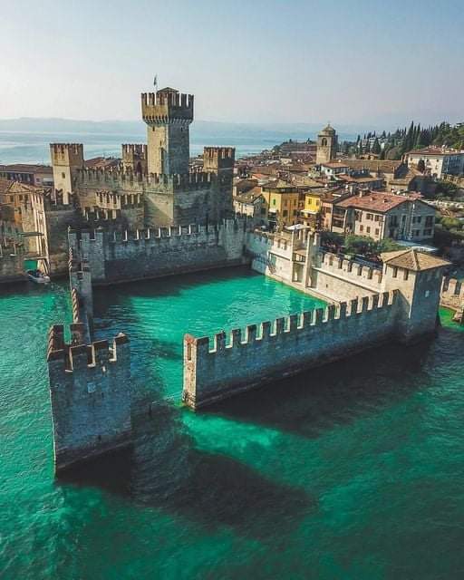 10000BC8's tweet photo. Sinking castle of Lake Garda.
#Castle https://t.co/LJe2OFrXR0