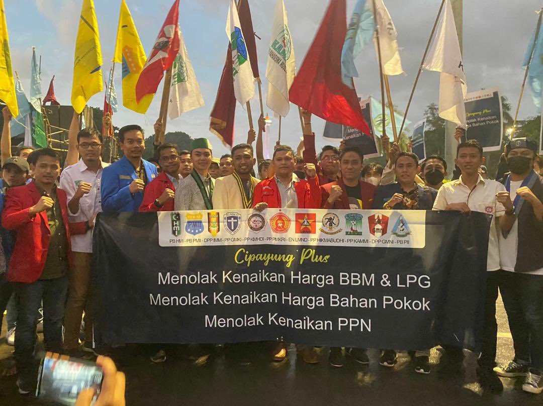 Juprithexplorer's tweet photo. Cipayung Plus menolak kenaikan harga pangan, BBM, LPG dan PPn karena semakin menyengsarakan rakyat  dan tidak memenuhi rasa keadilan ditengah pandemi Covid-19. https://t.co/cEU6wKkmGO