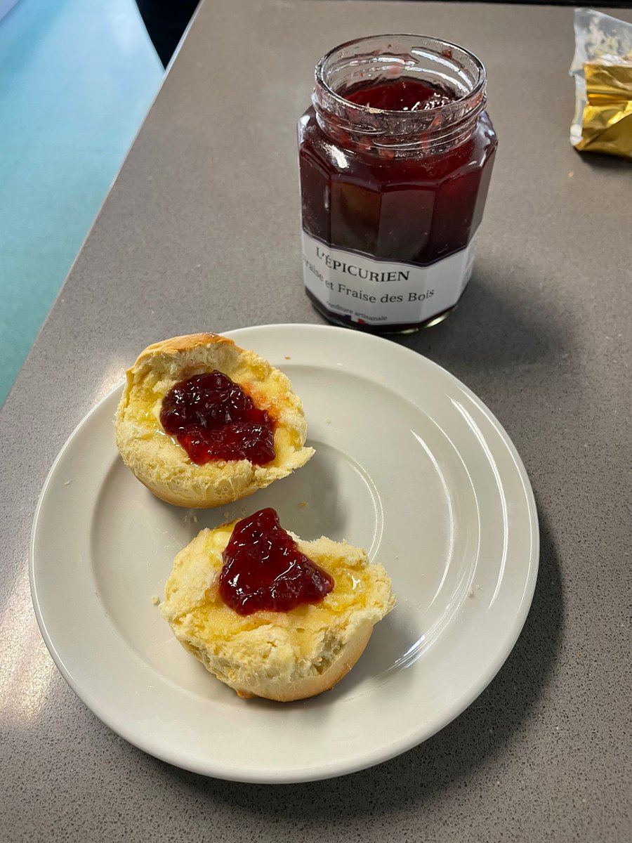 LpProjets's tweet photo. Réalisation de Scones par les élèves de Seconde #sectionEuro   
@LyceePardailhan 
@EUErasmusPlus https://t.co/3xUvmpEdQw