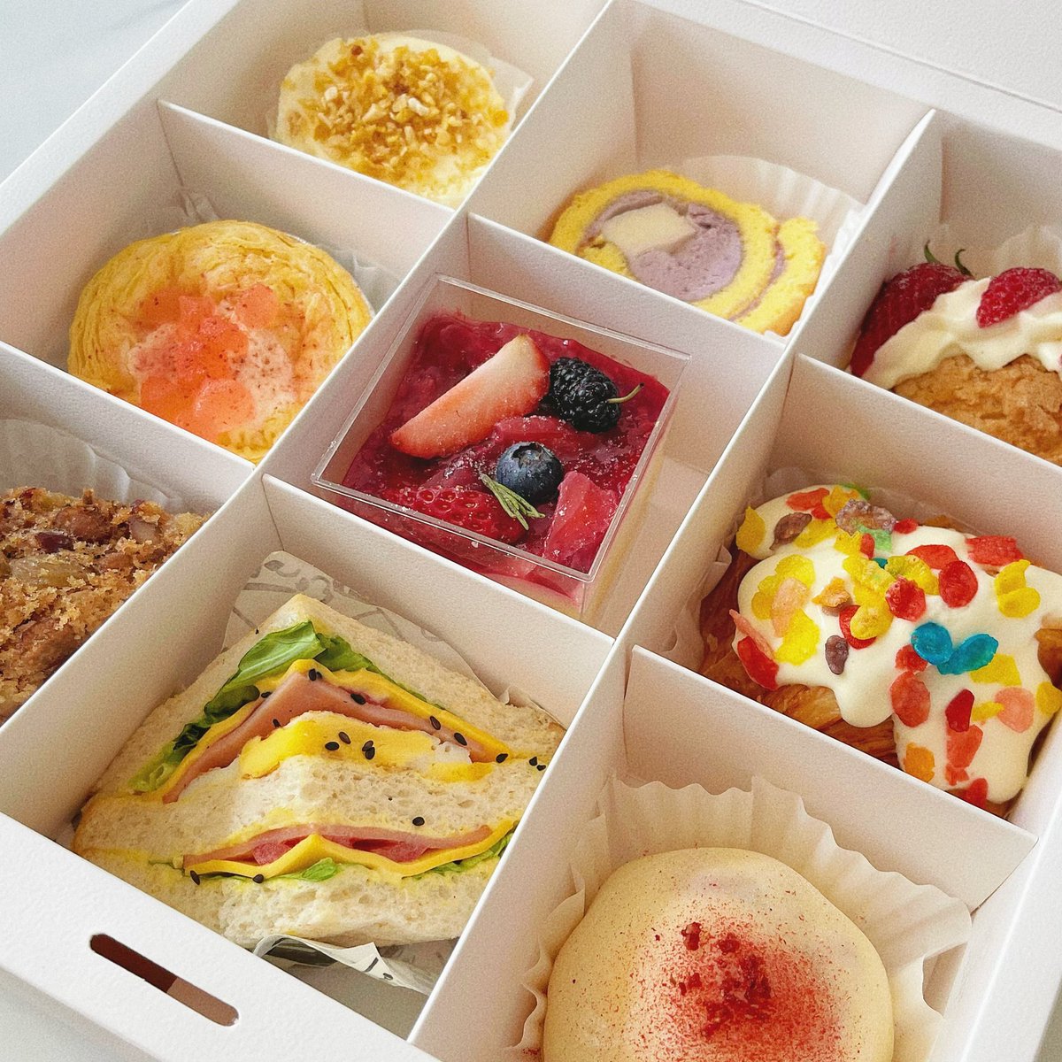 今天的幸福来自于这盒小cake🍰 https://t.co/DOUWKUGMSN