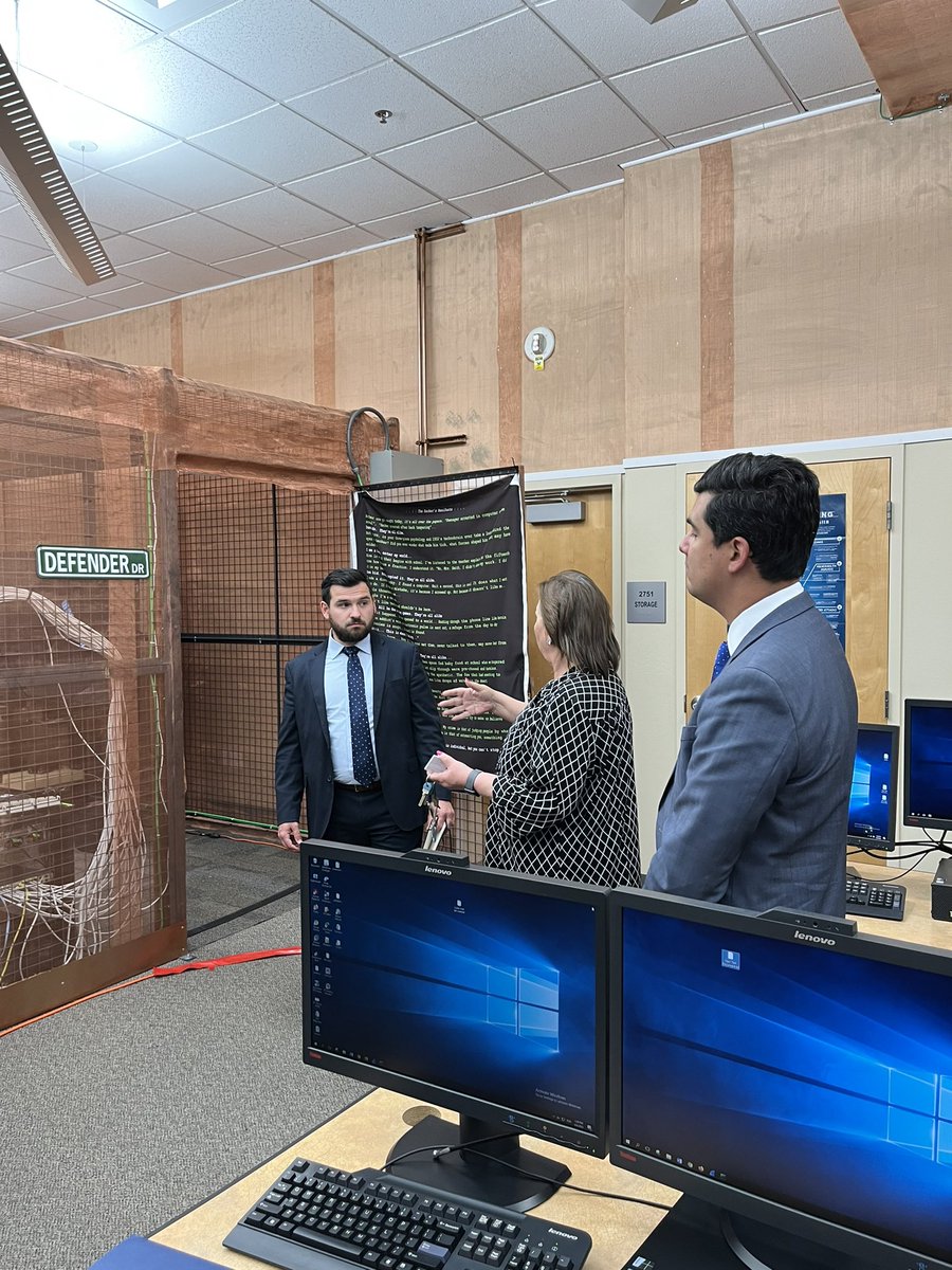 JulianEscutia's tweet photo. Gracias a Itzel, Diana, Miguel y Víctor de @Tecmilenio por su visita de trabajo a #LasVegas Desde @ConsulMexLvn daremos seguimiento a su colaboración con @NevadaState @CSNCoyote @unlv @lvlcc en beneficio de la comunidad #mexicana y de origen #mexicano https://t.co/gn0QWxLWZ2