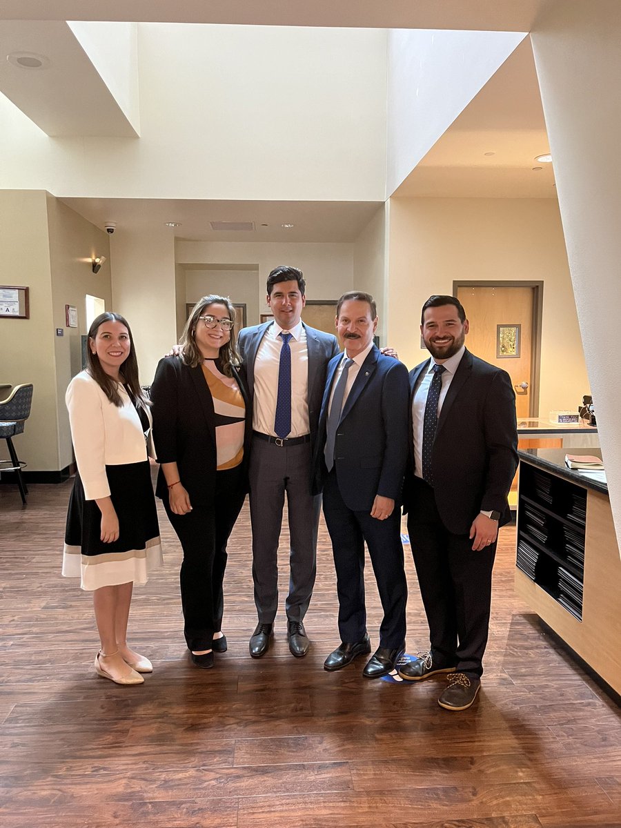 JulianEscutia's tweet photo. Gracias a Itzel, Diana, Miguel y Víctor de @Tecmilenio por su visita de trabajo a #LasVegas Desde @ConsulMexLvn daremos seguimiento a su colaboración con @NevadaState @CSNCoyote @unlv @lvlcc en beneficio de la comunidad #mexicana y de origen #mexicano https://t.co/gn0QWxLWZ2