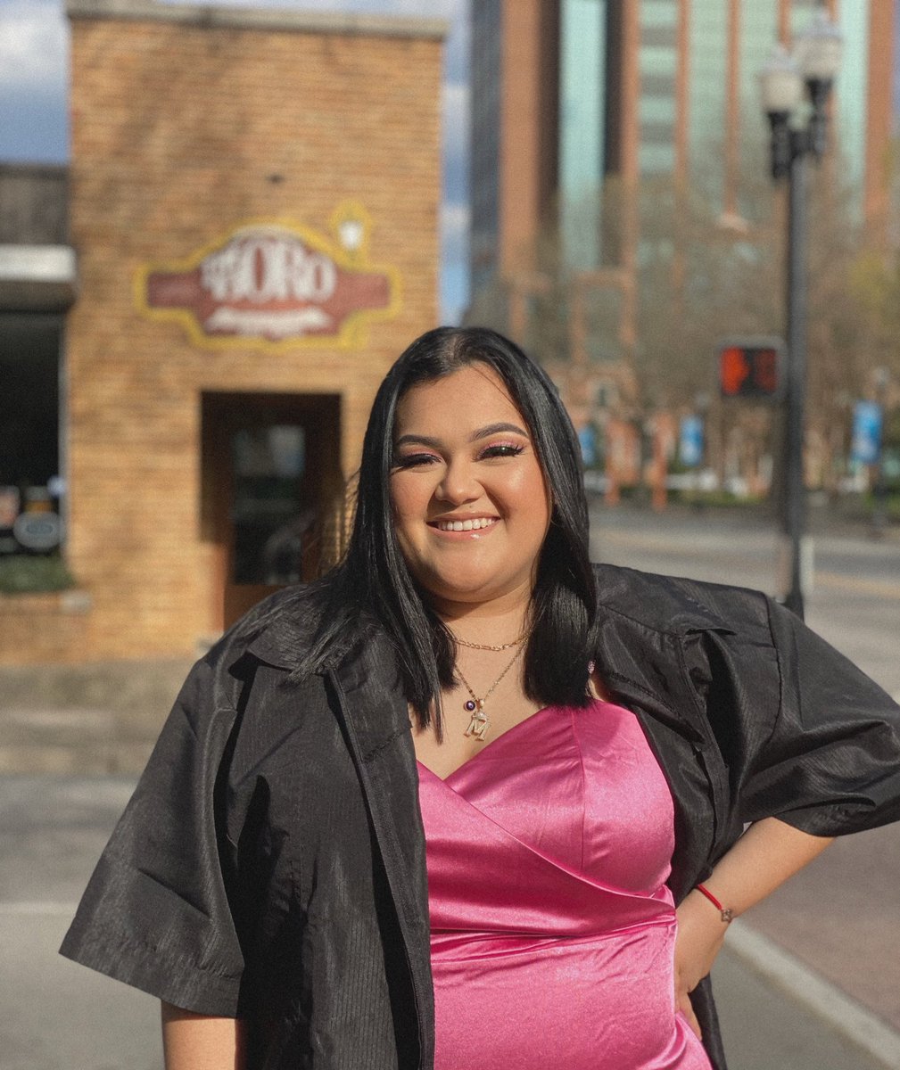 _marciaaa__'s tweet photo. I graduated barber school today and I’ve never been more proud of myself 🥹💗 definitely bittersweet but I’m excited to see all the blessings coming my way 🎓 04.08.22 https://t.co/F1nkMpIbHN