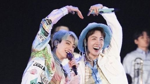 thehobiprint's tweet photo. hobi and jungkook doing hearts every concerts ~ ♡ 🥹 https://t.co/cHOKqBEv0K