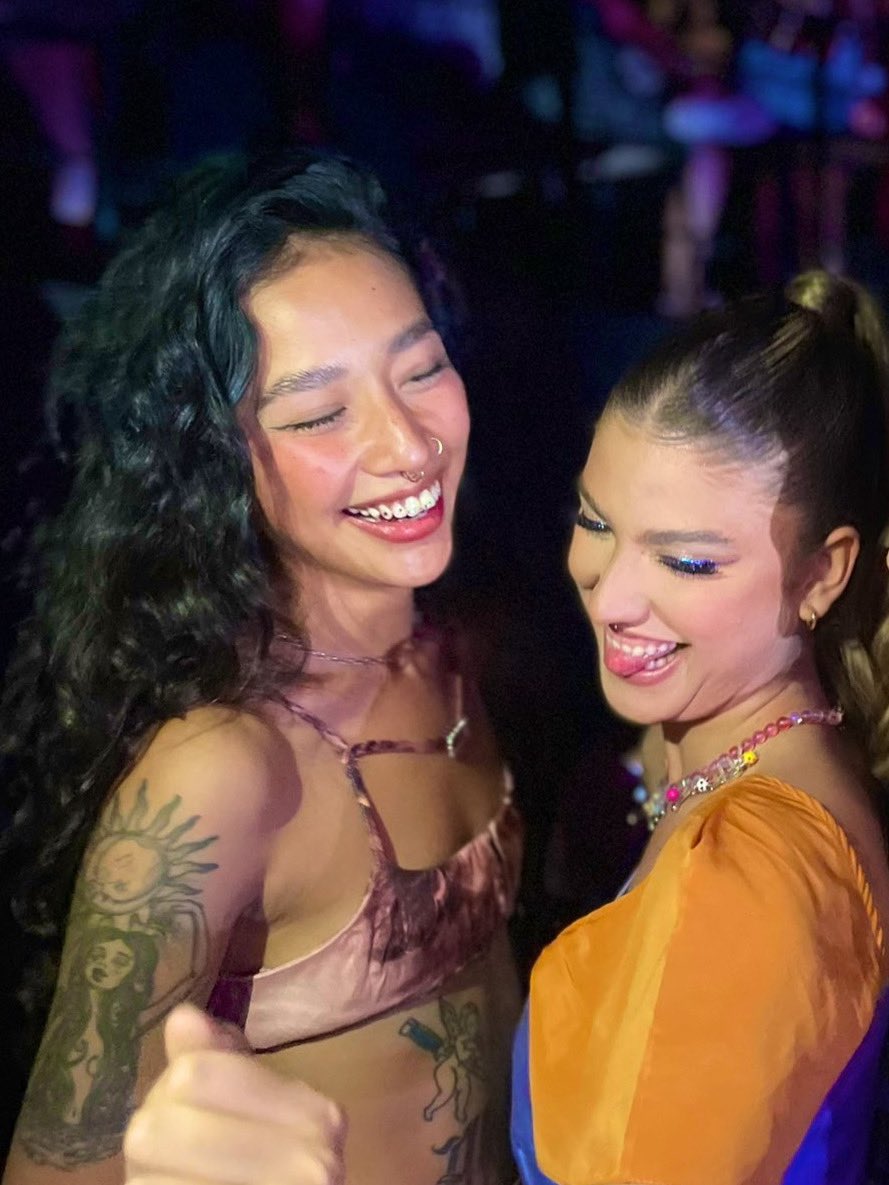 rebelde_netflix's tweet photo. Essas fotos saíram diretamente do álbum de formatura da Emilia https://t.co/DGEvoO9FTG