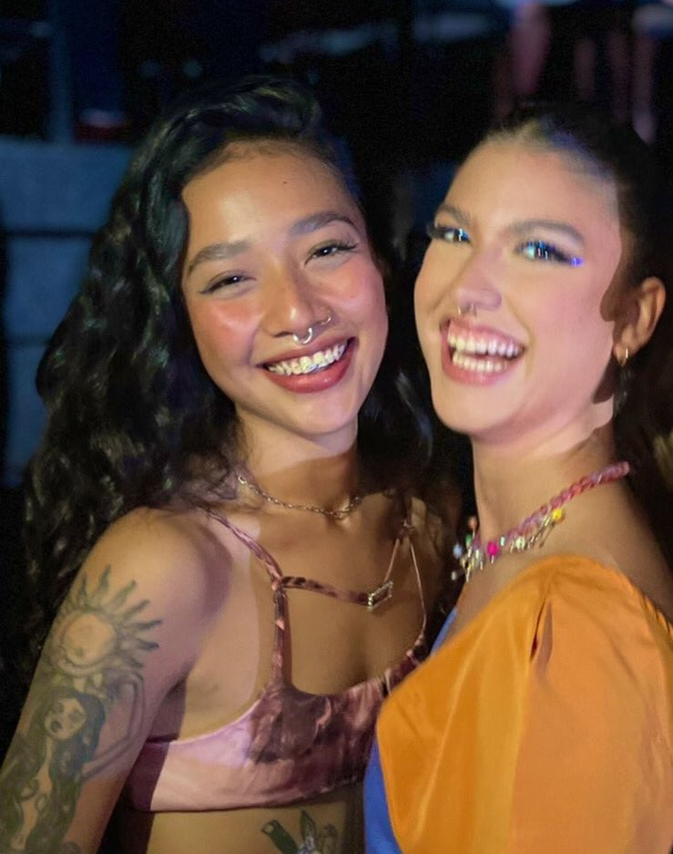 rebelde_netflix's tweet photo. Essas fotos saíram diretamente do álbum de formatura da Emilia https://t.co/DGEvoO9FTG