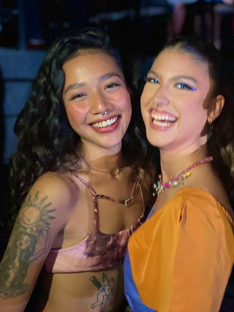 rebelde_netflix's tweet photo. Essas fotos saíram diretamente do álbum de formatura da Emilia https://t.co/DGEvoO9FTG