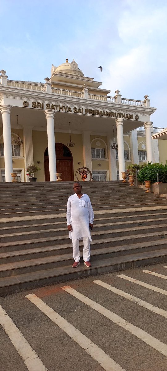 GaonModel's tweet photo. 'Knowledge is power'. 
Our honorary mentor @heeralalias on a study tour to Sri Sathya Sai Grama,  Village-Muddenahalli, District -Chikkaballapur near Bangaluru Karnatka. 

#RuralEmpowerment #modelgaon https://t.co/zqyiuG40Zs