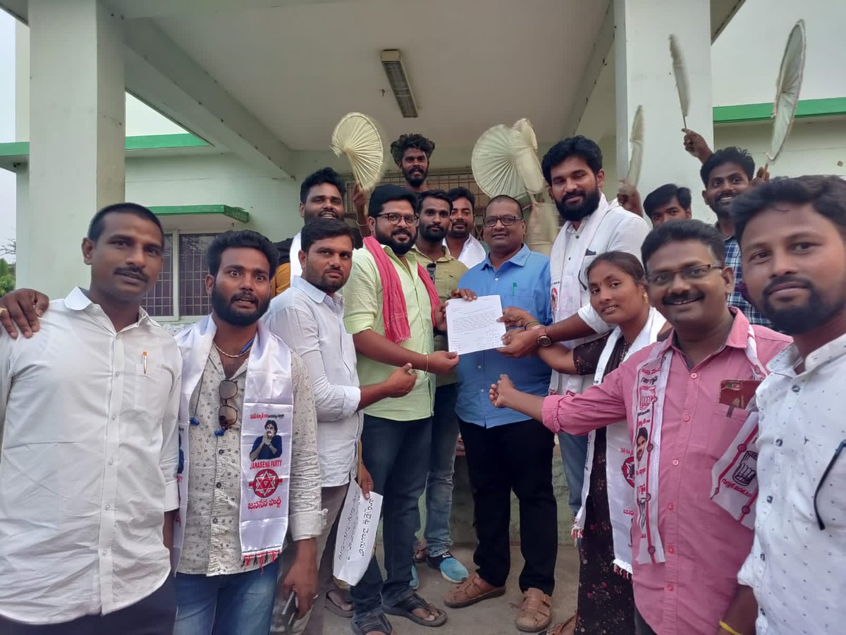 UttarandhraSena's tweet photo. చందక అనిల్, చంటి, కరుణ, దాలినాయుడు, రాంబాబు, విశ్వేస్, బాలు, శిరీష్, నాని, చైతన్య, గణేష్,  లక్ష్మి, స్వామినాయుడు, గౌరి, ఉపేంద్ర, అప్పలనాయుడు, రమేష్ తదితరులు పాల్గొన్నారు. 
#JSP_Demands_CurrentChargeCut
#CutDownAPCurrentCharges https://t.co/8O61RxqbRi