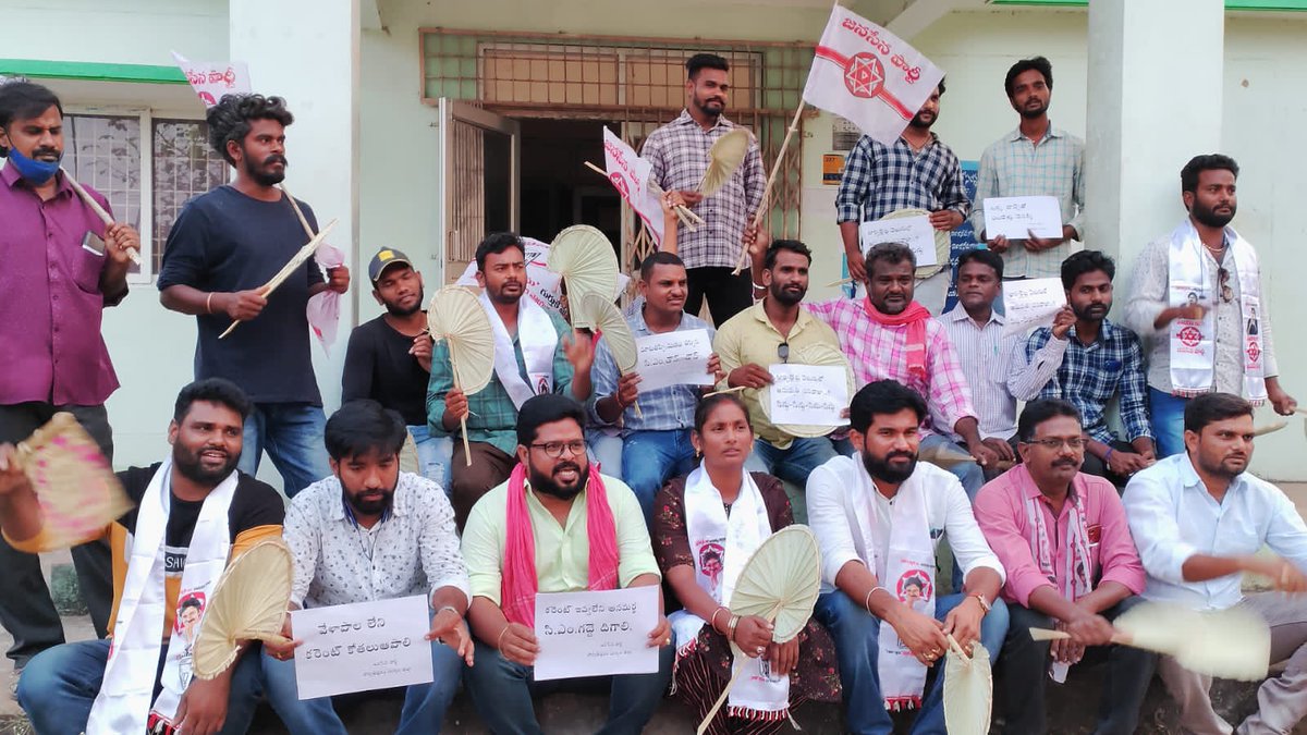 UttarandhraSena's tweet photo. చందక అనిల్, చంటి, కరుణ, దాలినాయుడు, రాంబాబు, విశ్వేస్, బాలు, శిరీష్, నాని, చైతన్య, గణేష్,  లక్ష్మి, స్వామినాయుడు, గౌరి, ఉపేంద్ర, అప్పలనాయుడు, రమేష్ తదితరులు పాల్గొన్నారు. 
#JSP_Demands_CurrentChargeCut
#CutDownAPCurrentCharges https://t.co/8O61RxqbRi