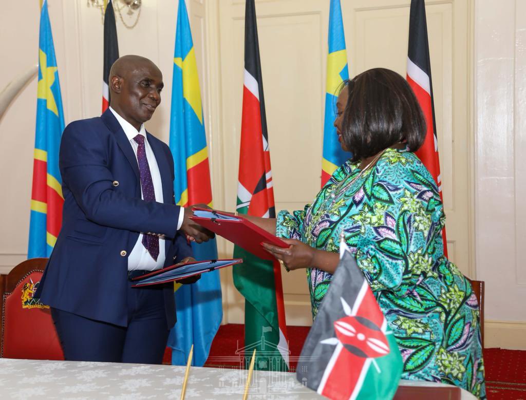 Yesterday while witnessing the signing of the Bilateral agricultural agreement between Kenya and Democratic Republic of Congo .
The agreement focuses on all agricultural sectors ,youth in agriculture and the <a href="/4Kclubs/">4KclubsKE</a> .
It was also witnessed by the Presidents of the two countries