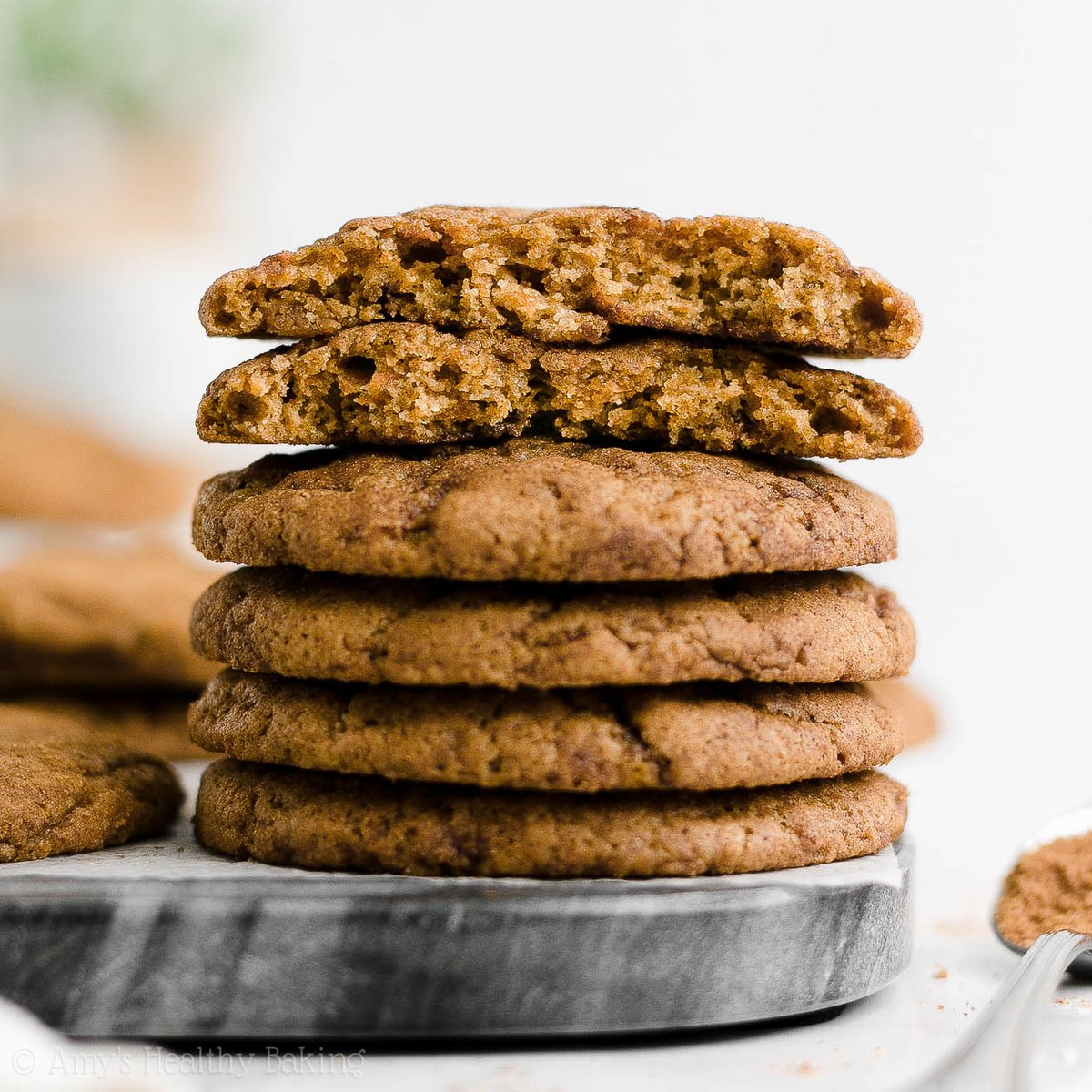 {NEW} #Healthy Carrot Cake Snickerdoodles! 🍪 Soft &amp; chewy, rolled in a sweet cinnamon coating, filled with carrots &amp; spices… And surprisingly low calorie too! 🤗 Perfect for Easter — or any day you’re craving cookies! 🥕🐰👌🏻 #recipe: amyshealthybaking.com/blog/2022/04/0…