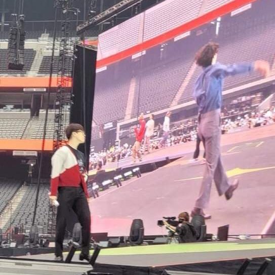 pjminstea's tweet photo. I WOULD LOVE TO STARE AT THAT FAT ASS TOO!!?/$!!#!! JIMIN WE SAME!! https://t.co/wdYYdk8wFh