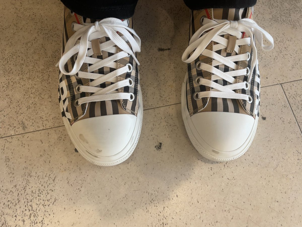 Eddie44_S's tweet photo. ちょっと外出て こんなに汚れるの ストレス過ぎる。 税金払ってるんだから 道路の汚れ完璧に落とせよ。 ってか 外出なきゃ 何かできない世の中改善しろ 家出るのがそもそもストレスなんだから https://t.co/MlDwQJFSV6