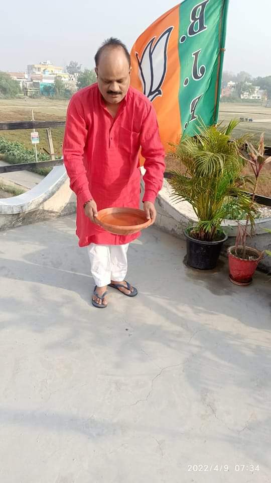 Sunilsingh4Bjp's tweet photo. प्रदेश नेतृत्व के आदेशानुसार पंछियों के लिए अपने निवास पर जल की व्यवस्था किया।
@BJP4UP https://t.co/Ke0YxMDhjh