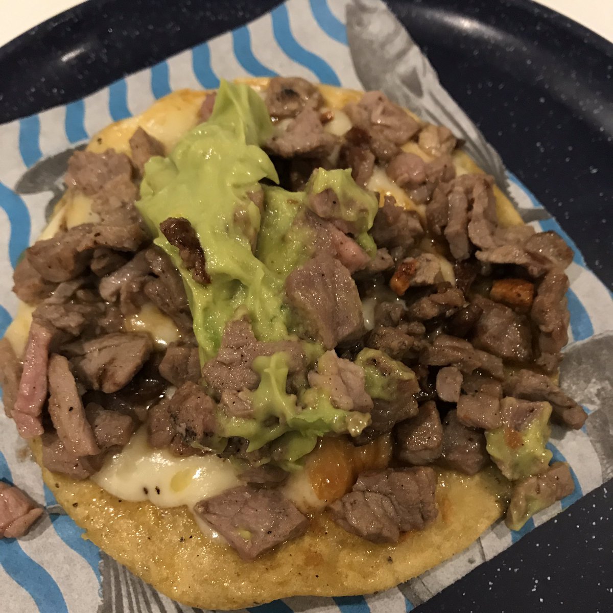 Monterreytacos's tweet photo. Están grandes. La quesabirria 75 y el de asada 45. Con 2 o 3 ajustas. La neta muy buenos. Los Tecatacos https://t.co/LzneazAwdh