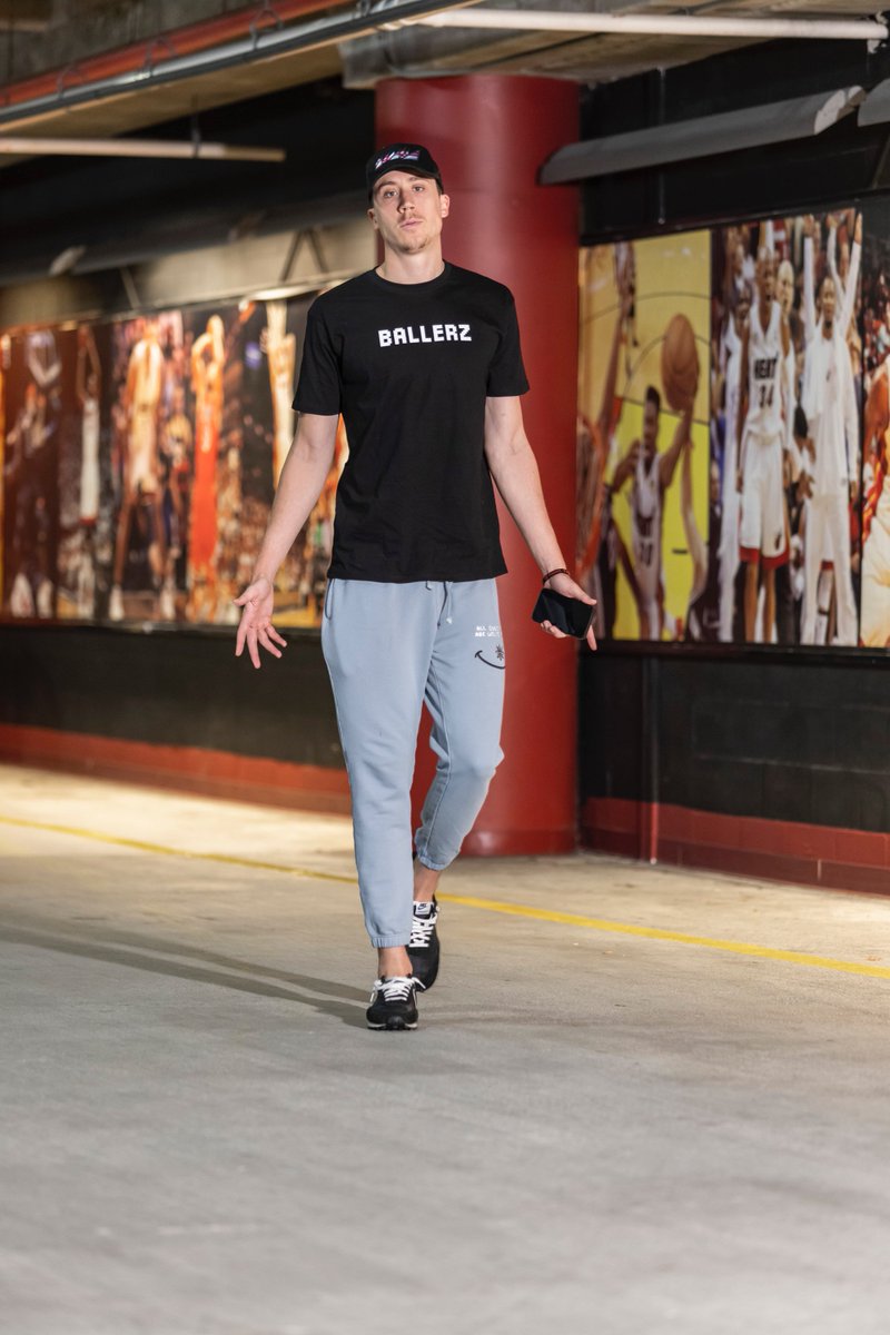 Shout out <a href="/D_Bo20/">Duncan Robinson</a> repping #BallerzNation tonight before <a href="/MiamiHEAT/">Miami HEAT</a> defeat <a href="/ATLHawks/">Atlanta Hawks</a> 💪

#CaptionThis - What's Duncan thinking in this photo? Best caption wins a signed pair of Duncan's 👟 Top 10 get something 🔥 Comment &amp; RT to win.

And visit rally.io/creator/DBO for more!🏆