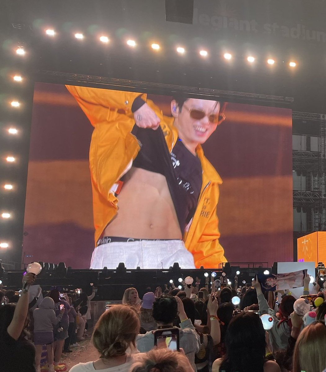 MTNVNT's tweet photo. WTF JEON JUNGKOOK https://t.co/S7ESxAoUyv