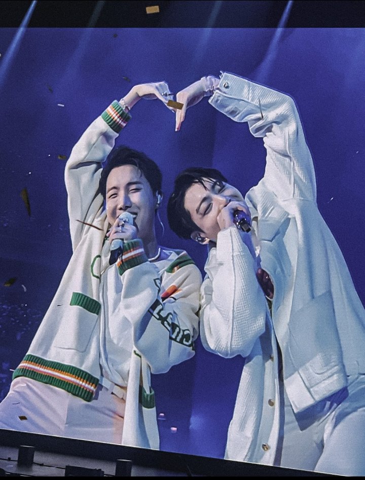 svnboys_'s tweet photo. Hopekook moment 💜

        concert                          concert
    Los Angeles                    Las Vegas https://t.co/L27qUgsRFW