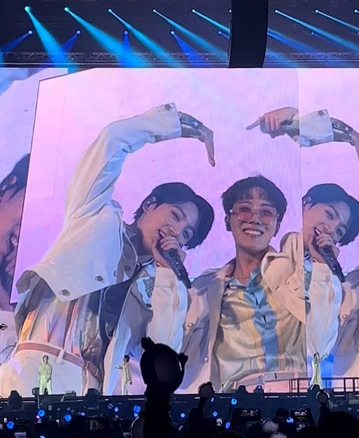 svnboys_'s tweet photo. Hopekook moment 💜

        concert                          concert
    Los Angeles                    Las Vegas https://t.co/L27qUgsRFW