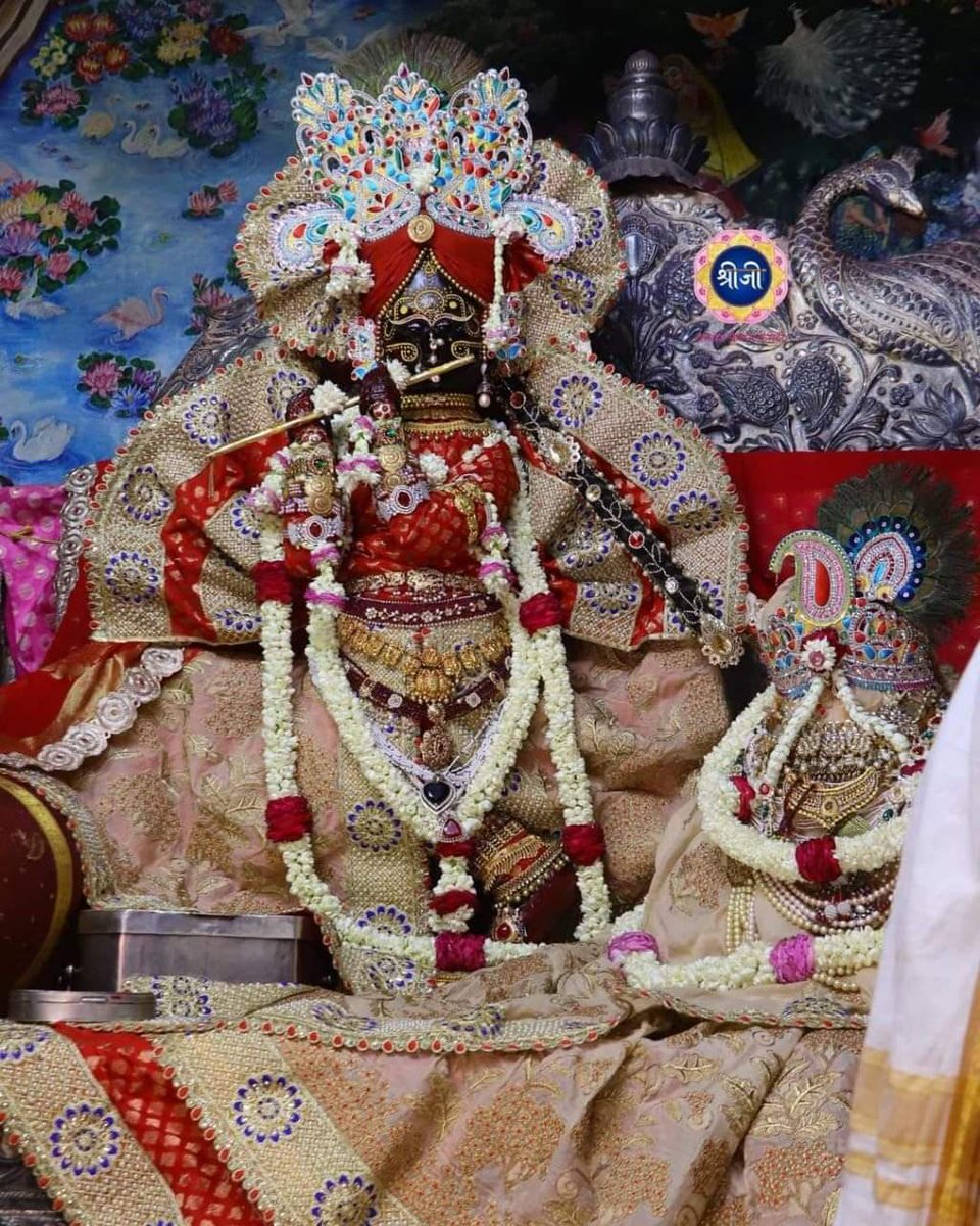 *जब जब मै हारा हूं*
  *मैंने तेरा साथ पाया है*
*जब जब मै रोया हूं*
  *सिर पे तेरा हाथ पाया है*
  🙏जय श्री श्याम ❤