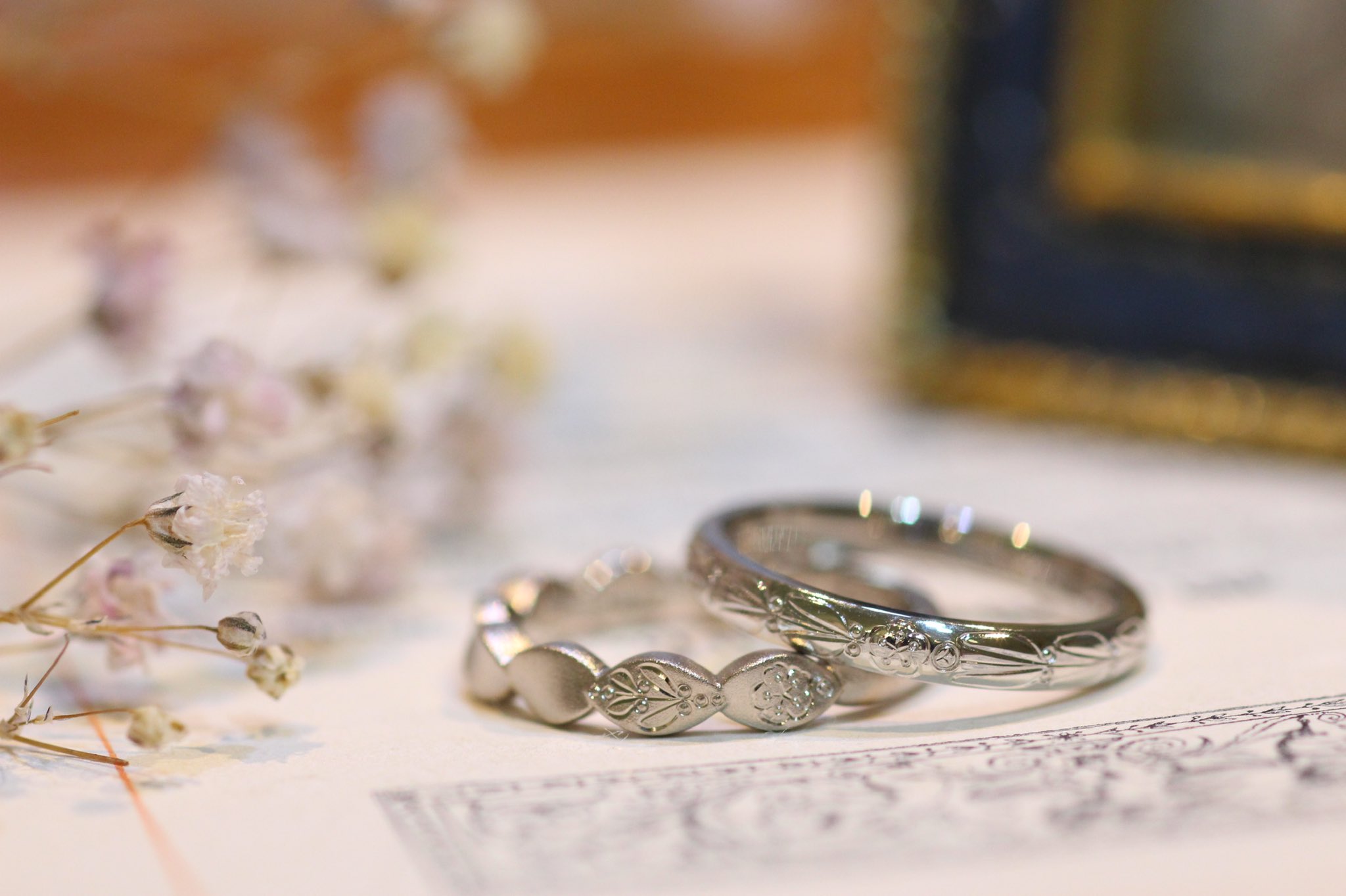 تويتر 小さな工房jewelry Petit على تويتر 指輪の形や 表面の質感はそれぞれのお好みで お互いの誕生花の 永遠の象徴ヤドリギと 梅の花を彫り込んだご結婚指輪 お互いを尊重し 想い合う 唯一無二のデザインへ お守りのようなご結婚指輪となりました T Co