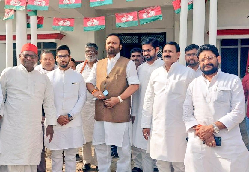 एमएलसी गाज़ीपुर के मतदान हेतु प्रस्थान करते गाज़ीपुर जनपद के सभी विधायक गण।

#जय_समाजवाद