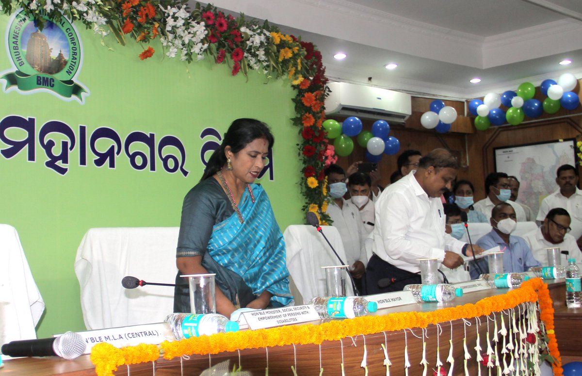 Sulochana_Apa's tweet photo. Took charge as Mayor of @bmcbbsr today. With the continued support of all MLAs, Corporators, officers, employees and people's blessings, we will make #Bhubaneswar a world class city as envisioned by @Naveen_Odisha.

#VandeUtkalaJanani https://t.co/u3b2kgYBJN