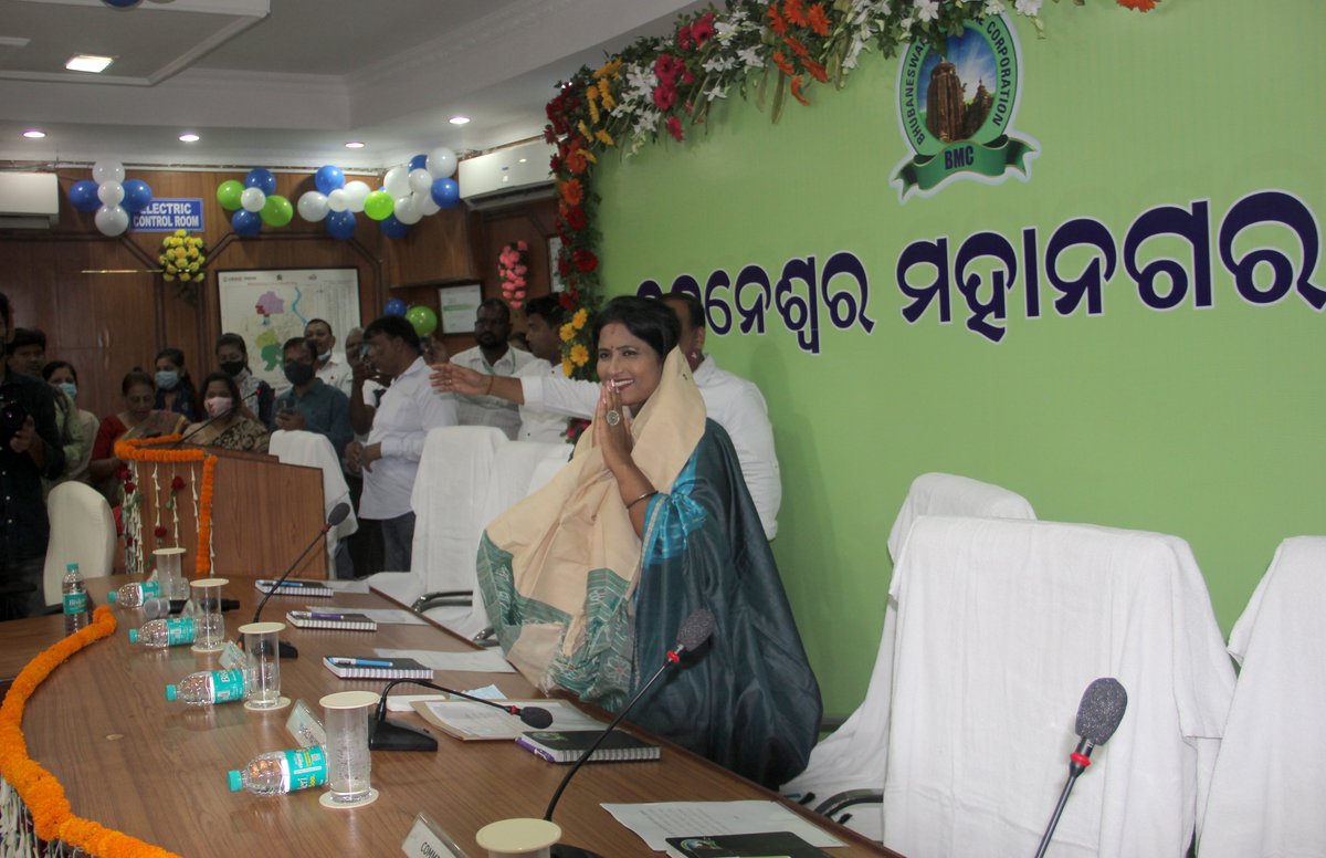 Sulochana_Apa's tweet photo. Took charge as Mayor of @bmcbbsr today. With the continued support of all MLAs, Corporators, officers, employees and people's blessings, we will make #Bhubaneswar a world class city as envisioned by @Naveen_Odisha.

#VandeUtkalaJanani https://t.co/u3b2kgYBJN