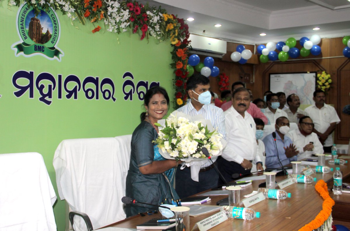 Sulochana_Apa's tweet photo. Took charge as Mayor of @bmcbbsr today. With the continued support of all MLAs, Corporators, officers, employees and people's blessings, we will make #Bhubaneswar a world class city as envisioned by @Naveen_Odisha.

#VandeUtkalaJanani https://t.co/u3b2kgYBJN