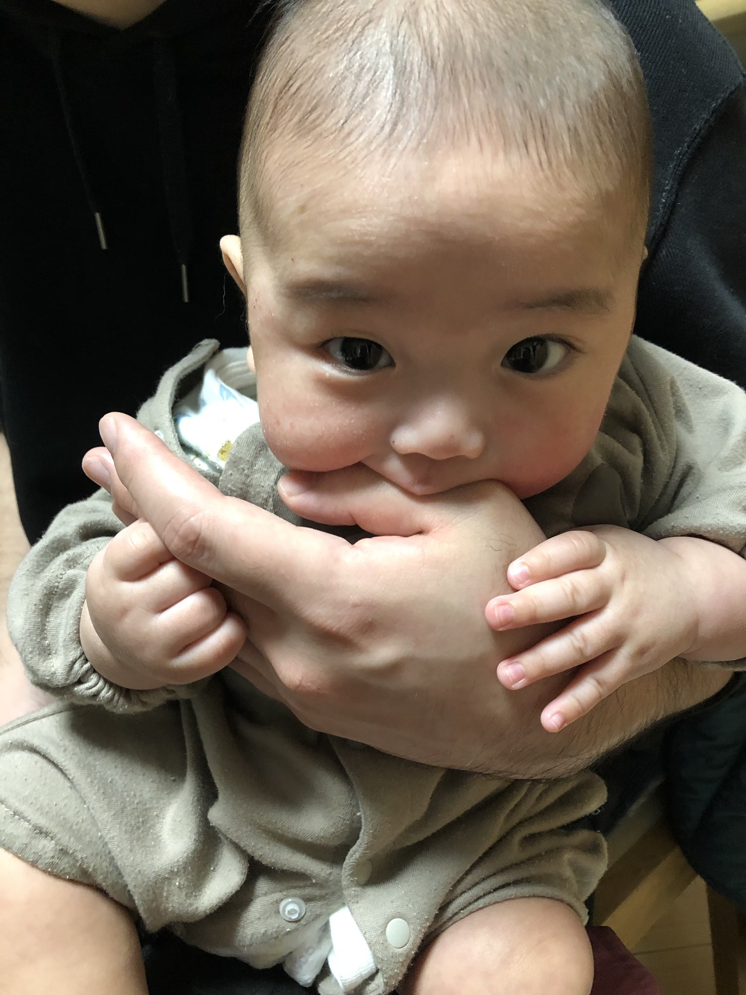 ゆきんこ パパの親指をかじる3ヶ月の息子っち パパ痛い痛い言うから再度確認したら な凶悪顔でかじってた 笑 T Co Lcbxlzccut Twitter