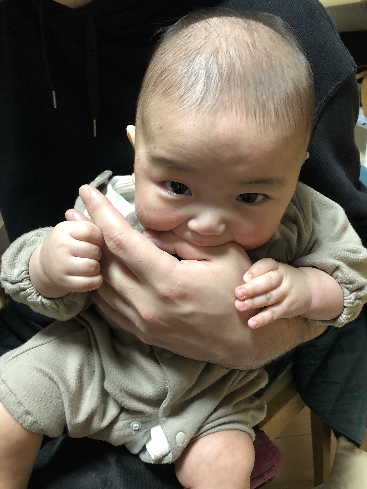 ゆきんこ パパの親指をかじる3ヶ月の息子っち パパ痛い痛い言うから再度確認したら な凶悪顔でかじってた 笑 T Co Lcbxlzccut Twitter