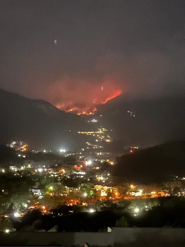 valepadron96's tweet photo. Viernes 08 de abril del 2022. Escasez de agua en Nuevo León, incendió en la sierra de santiago. @samuel_garcias ¿Qué esta pasando? ¿Por qué no de está haciendo algo al respecto? https://t.co/GyxeTaVRtp