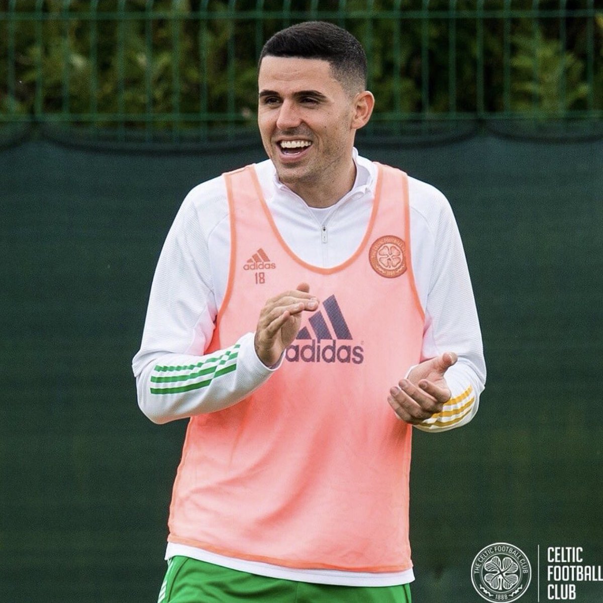 durtbagsmum's tweet photo. Happy Saturday fellow fenians. Could go 9 points clear today. Toms right up for it! #atomaday #keepsthebluesaway 💚 https://t.co/qQtnSn5c8N