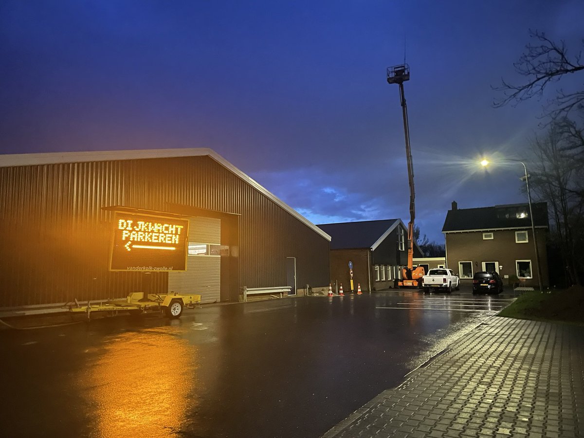 #Zwolle. <a href="/WDODelta/">Waterschap Drents Overijsselse Delta</a> Vandaag o.a. #dijkwacht oefening vanaf de post Ruimzichtweg. 
Inmiddels zijn de eerste dijkwachters na een briefing bezig met de inspectieronde.