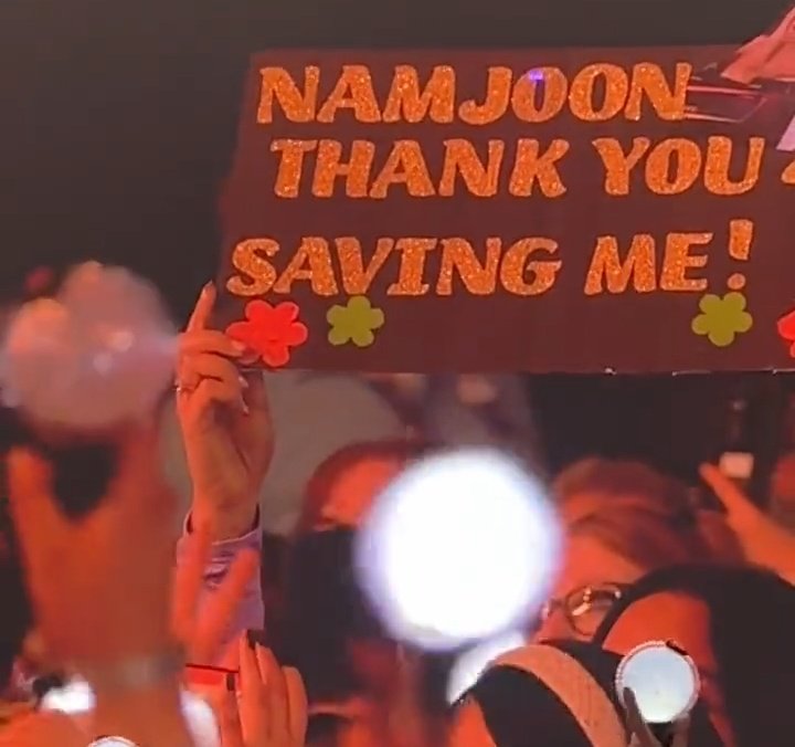 houseofarmybts_'s tweet photo. 💜 | Enquanto o namjoon estava discursando, apareceu um cartaz de uma army escrito:

"Namjoon obrigado por me salvar!"

  ~ 😭 https://t.co/RrOoKLyir3