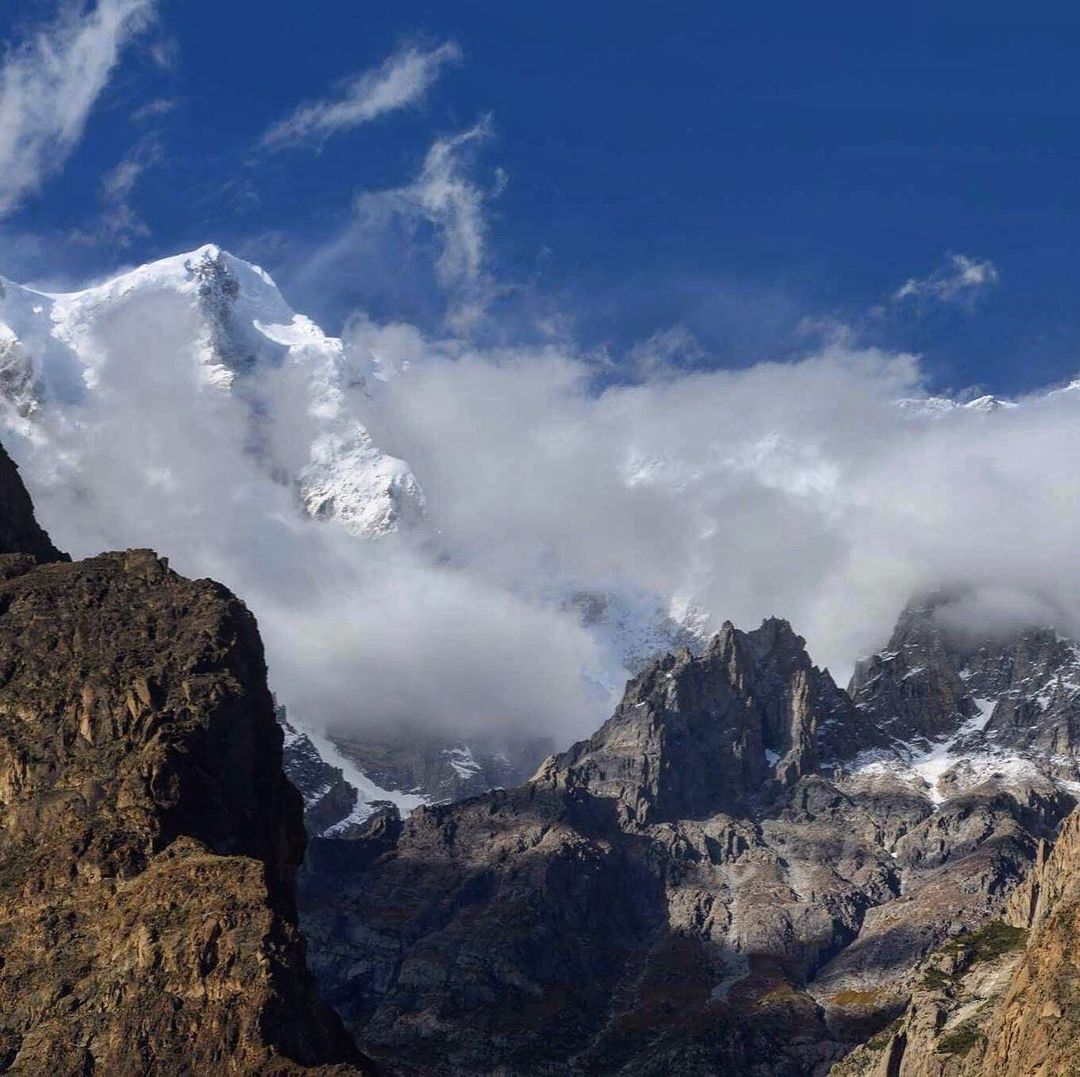 HouseOfPakistan's tweet photo. While not one of the highest peaks of the #Karakoram, #UltarSar is notable for its dramatic rise above local terrain. Its south flank rises over 5,300 metres above the #HunzaRiver near #Karimabad, in only about 9 km of horizontal distance.
Credits: @zohaibstraveldiary https://t.co/Hih4rTItlr