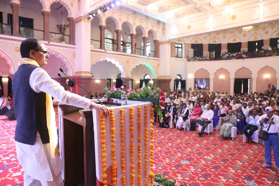 OfficeofSSC's tweet photo. कोरोना संकटकाल में स्वयंसेवी संस्थाओं के अभूतपूर्व योगदान के साथ ही मध्यप्रदेश ने पूरे देश को जन सहभागिता का संदेश दिया। स्वयं जनता ने भी इस लड़ाई में अपनी सहभागिता दी और हम कोरोना को परास्त करने में सफल रहे: मुख्यमंत्री श्री @ChouhanShivraj
#CSOConclave 
@AIGGPA https://t.co/iJTydHUN8H