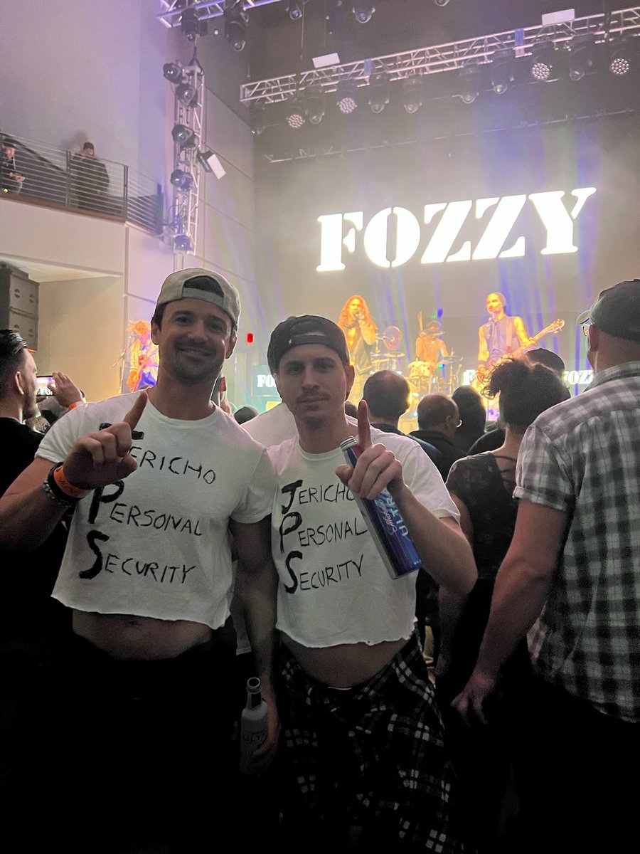 sleezotte's tweet image. We kept @IAmJericho safe safe and sound at tonight’s show in Portland.  @FOZZYROCK #greatperformance